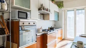 KĂŒhlschrank, Ofen, GeschirrspĂŒler, Kochgeschirr/Geschirr/Besteck