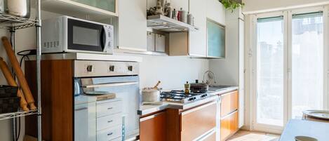 Refrigerador, horno, lavavajillas y utensilios de cocina