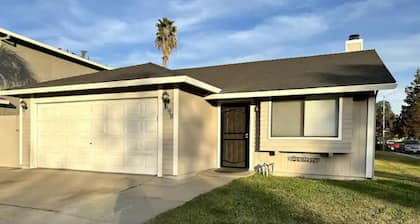 Charming 3-bedroom house with AC, WiFi in adorable Turlock. Dining and Hospitals