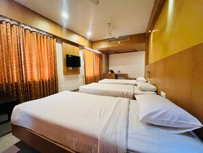 Triple Room | Free WiFi, bed sheets - PLA RATHNA RESIDENCY (Tiruchirappalli)
