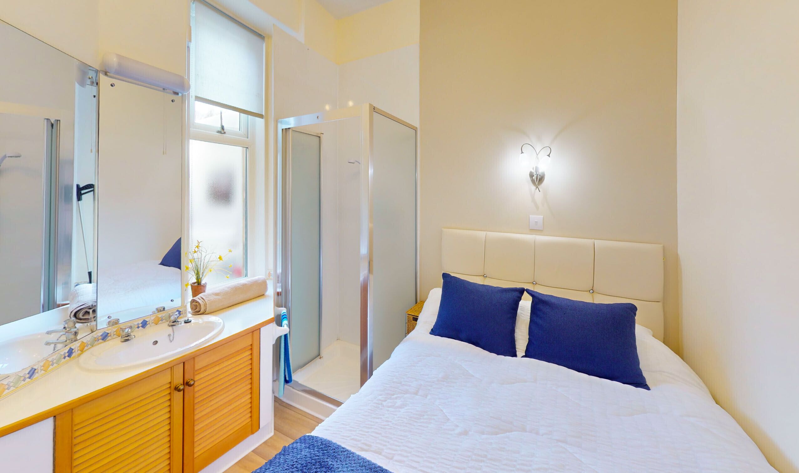 3 bedrooms, iron/ironing board, free WiFi, bed sheets