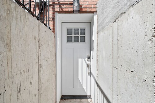 Modern Clean Private Entry Apartment • Free Street Parking • Washer & Dryer