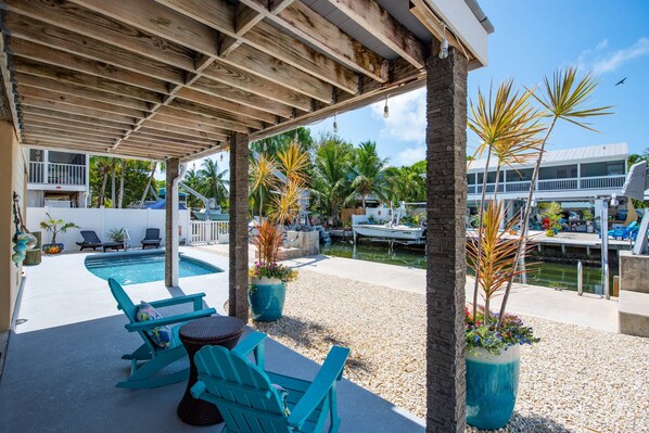 Terrace/patio - Pirate’s Paradise: Waterfront 3BR Retreat on Cudjoe Key with Heated/Chilled Pool & Boat Dockage (Cudjoe Key)