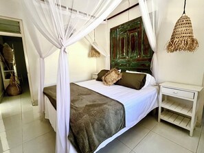 3 bedrooms, WiFi, bed sheets - Beach Side, Villa, 3 Bedroom, private pool, 5min walk to Restaurant & shops. (Kota Denpasar)