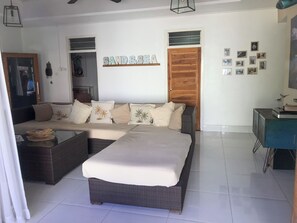 Living area - Beach Side, Villa, 3 Bedroom, private pool, 5min walk to Restaurant & shops. (Kota Denpasar)