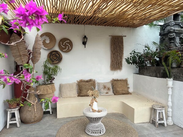 Terrace/patio - Beach Side, Villa, 3 Bedroom, private pool, 5min walk to Restaurant & shops. (Kota Denpasar)