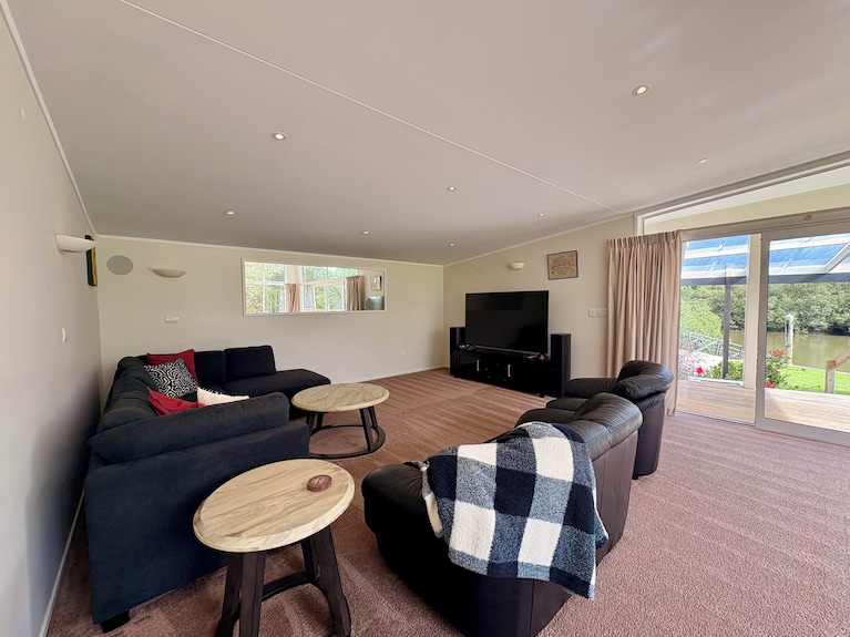 Riverside Retreat Spacious 4 Bedroom Home Just Minutes From The City Centre - Whangarei