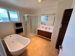 Dusche, Handtücher, Seife, Toilettenpapier