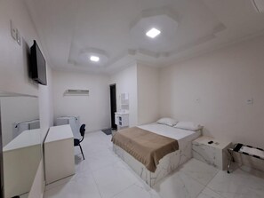 Bureau, espace de travail pour ordinateur portable, Wi-Fi gratuit