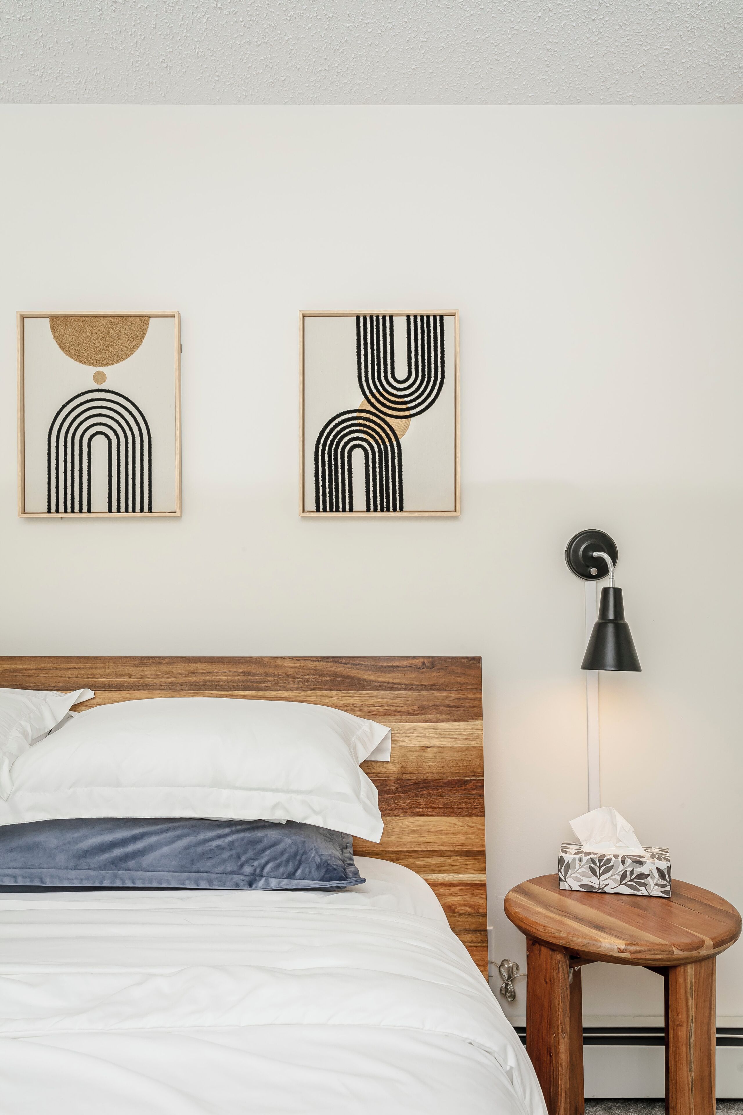 3 habitaciones, escritorio y tabla de planchar con plancha 