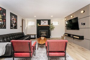 Smart TV, fireplace - Cozy Retro Gem for the Fam W/ AC (Near Roger&WEM) (Edmonton)