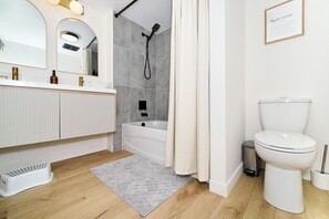 SĂšche-cheveux, serviettes fournies, savon, papier toilette