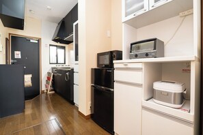 Microwave, stovetop, cookware/dishes/utensils