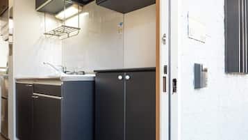 Fridge, microwave, stovetop, cookware/dishes/utensils