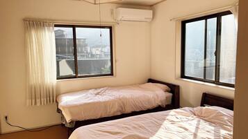 3 bedrooms, desk, free WiFi, bed sheets