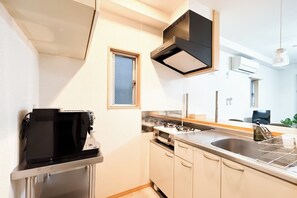 Fridge, microwave, stovetop, cookware/dishes/utensils