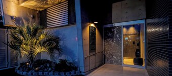 7 minutes walk to Miyajimaguchi ferry terminal Free parking available Leave your car at the hotel / Hatsukaichi Hiroshima
