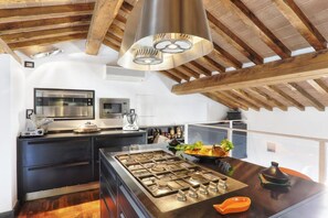 Jääkaappi, mikroaaltouuni, uuni