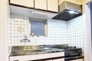 Kühlschrank, Mikrowelle, Herdplatte, Kochgeschirr/Geschirr/Besteck