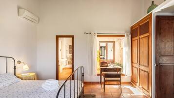 3 slaapkamers, een strijkplank/strijkijzer, internet, beddengoed