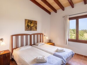 3 bedrooms, iron/ironing board, Internet, bed sheets