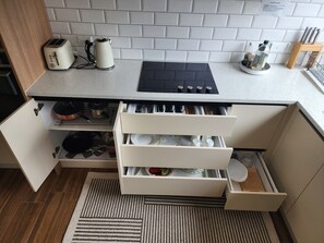 Frigorifero, microonde, forno, piano cottura