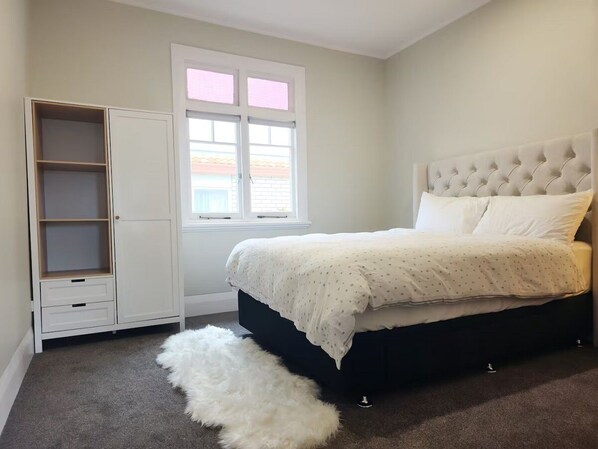 3 bedrooms, desk, WiFi