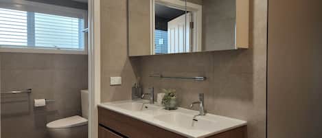 Sèche-cheveux, serviettes fournies, shampoing, papier toilette