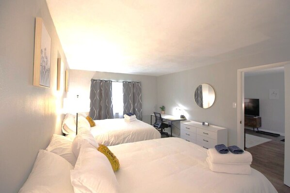 1 chambre, bureau, fer et planche à repasser, lit de bébé portatif