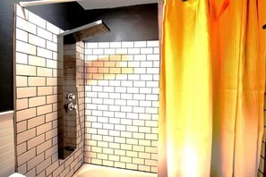 Haartrockner, Handtücher, Seife, Toilettenpapier