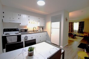 Fridge, microwave, oven, stovetop - Mellow Mimosa Mission, Condo -Minutes to WPAFB & WSU, Fast Wifi, A/C (Fairborn)