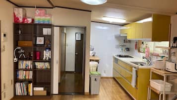 Frigorífico, microondas, placa de cocina y utensilios de cocina