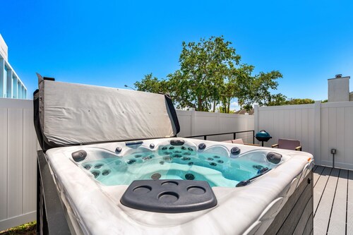 Luxury Escape - Hot Tub - Across from Beach - Balcony