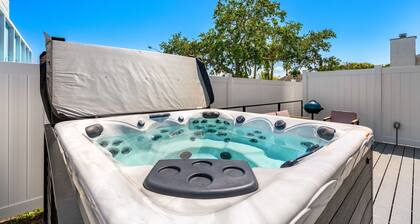 Luxury Escape - Hot Tub - Across from Beach - Balcony