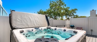 Luxury Escape - Hot Tub - Across from Beach - Balcony
