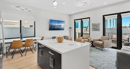 Luxury Escape - Hot Tub - Across from Beach - Balcony