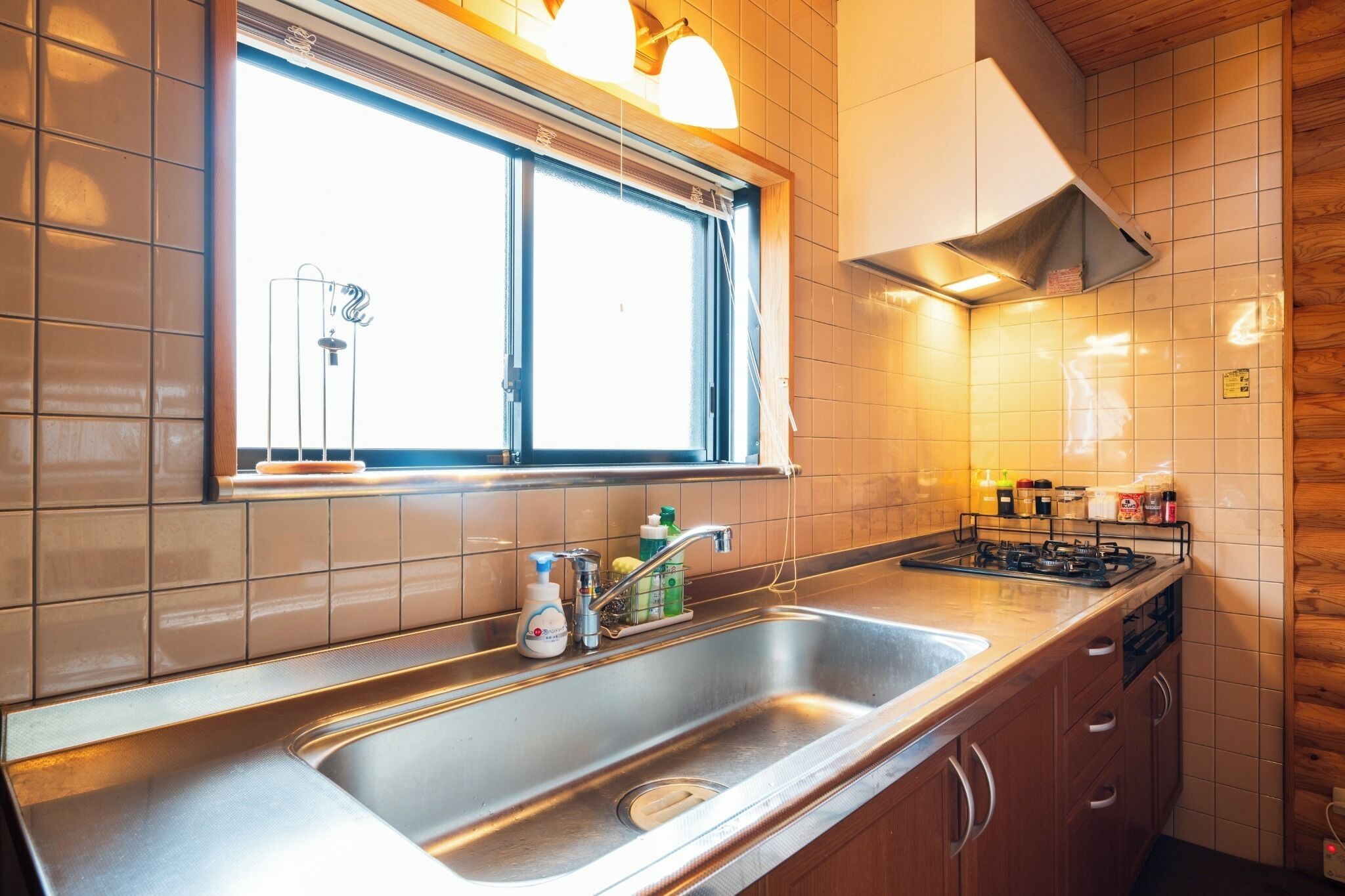 Kjøleskap, mikrobølgeovn, kokeplater og kjøkkenutstyr