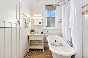 Suihku, hiustenkuivaaja, pyyhkeet, saippua