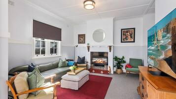 Smart TV, fireplace, books, stereo