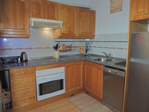 ثلاجة، ميكروويف، ماكينة لصنع القهوة/الشاي، محمصة خبز