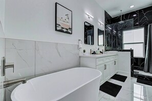 Towels, soap, shampoo, toilet paper - Premier Luxe Houston Getaway - NRG  Med Center (Houston)