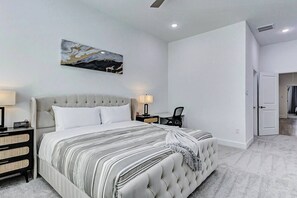 3 bedrooms, desk, iron/ironing board, free WiFi - Premier Luxe Houston Getaway - NRG  Med Center (Houston)
