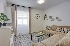 Rumah Standar, 2 kamar tidur (Lovely Townhouse) | Area keluarga | Televisi layar datar 21-inci dengan saluran TV digital