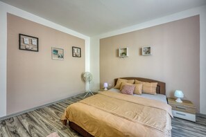 Rumah Standar, 2 kamar tidur (Lovely Townhouse) | 2 kamar tidur, Wi-Fi gratis, dan seprai linen