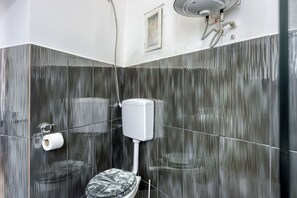 Rumah Standar, 2 kamar tidur (Lovely Townhouse) | Kamar mandi | Shower, handuk, sabun, dan sampo