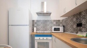 Fridge, microwave, oven, coffee/tea maker