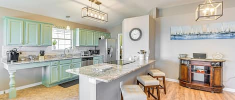 Fridge, microwave, stovetop, dishwasher