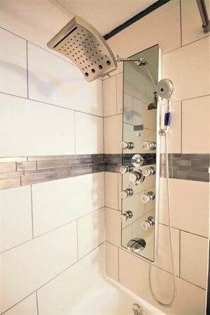 Haartrockner, Handtücher, Seife, Shampoo