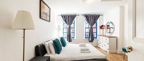 4 habitaciones, tabla de planchar con plancha y ropa de cama