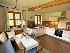 Kylskåp, mikrovågsugn, ugn och spishäll